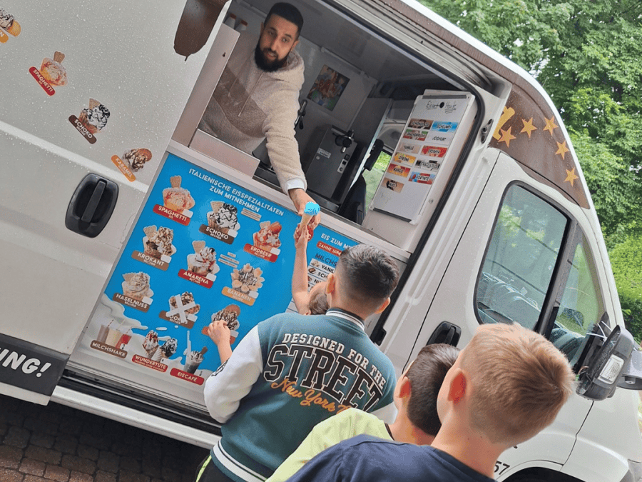 Der Eiswagen an unserer Schule: 04.07.2024